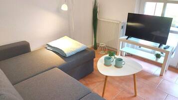 Fernseher, DVD-Player, Bücher, Stereoanlage