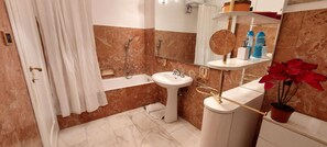 Ensemble douche/baignoire, sèche-cheveux, bidet, serviettes fournies