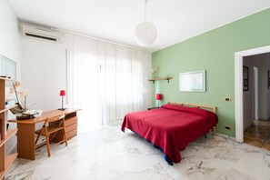 3 bedrooms, desk, iron/ironing board, free WiFi