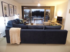 Apartment | Living room | 50-cm flat-screen TV with digital channels, TV - Braemar Unit 3 (Forster)