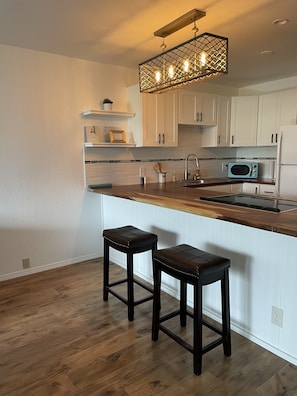 Fridge, microwave, oven, stovetop - DELUXE APT BY THE OCEAN!! BEST LOCATION! (Kailua-Kona)