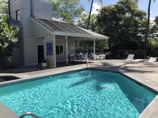 Una piscina al aire libre