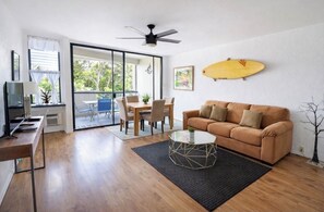 Smart TV - DELUXE APT BY THE OCEAN!! BEST LOCATION! (Kailua-Kona)