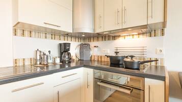 Fridge, microwave, stovetop, dishwasher