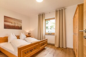 2 slaapkamers, een strijkplank/strijkijzer, reisbedje, gratis wifi