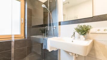 Dusche, Haartrockner, Bidet, Handtücher