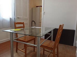 Dining tables - T2 40 m² terrace Saint-Cyprien fitted kitchen (Toulouse)