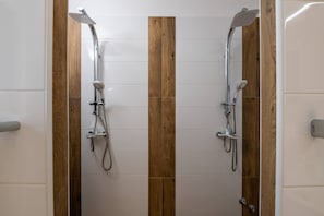 Dusche, Haartrockner, HandtĂŒcher, Seife