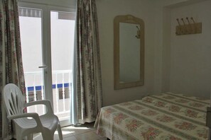 2 soverom, safe på rommet, reiseseng for barn og sengetøy