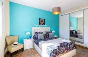 4 chambres, coffres-forts dans les chambres, fer et planche à repasser