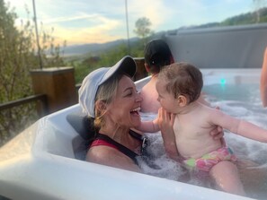 Outdoor spa tub - Aspen Bear Paws | Charming Retreat with Hot Tub & Loft (Alpine)