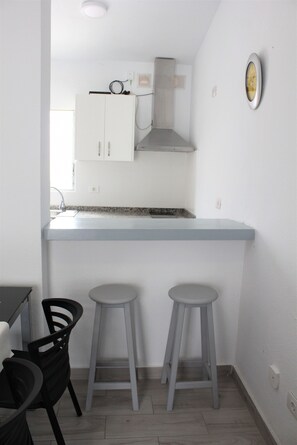 Fridge, microwave, coffee/tea maker, electric kettle - Great location, 2 bd and terrace in Las Americas (Adeje)