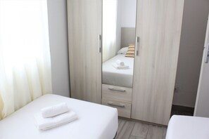 1 slaapkamer, een strijkplank/strijkijzer, gratis wifi, beddengoed