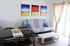 Una televisión de pantalla plana