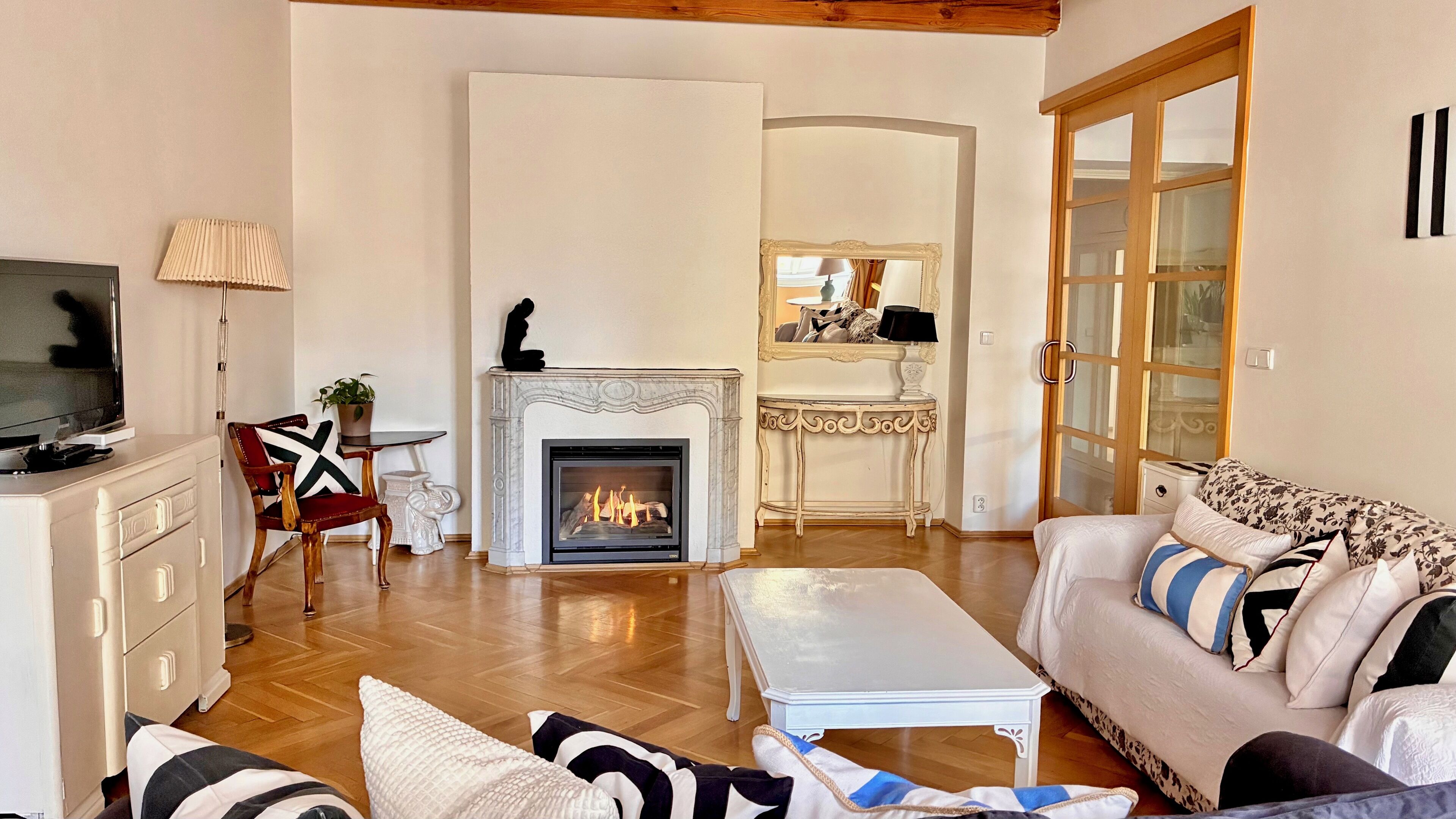 Smart-TV, Kamin, DVD-Player, Bücher