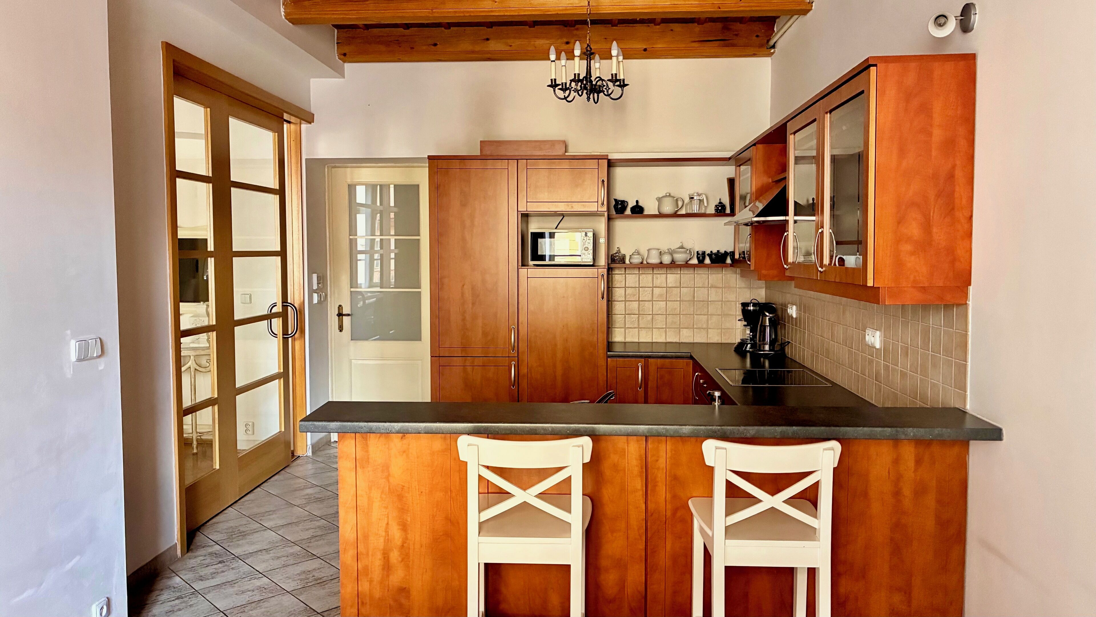 Wasserkocher mit Kaffee-/Teezubehör, Kühlschrank, Mikrowelle, Ofen