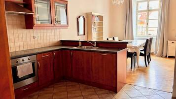 Kühlschrank, Mikrowelle, Ofen, Herdplatte