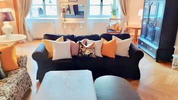 Smart-TV, Kamin, DVD-Player, Bücher