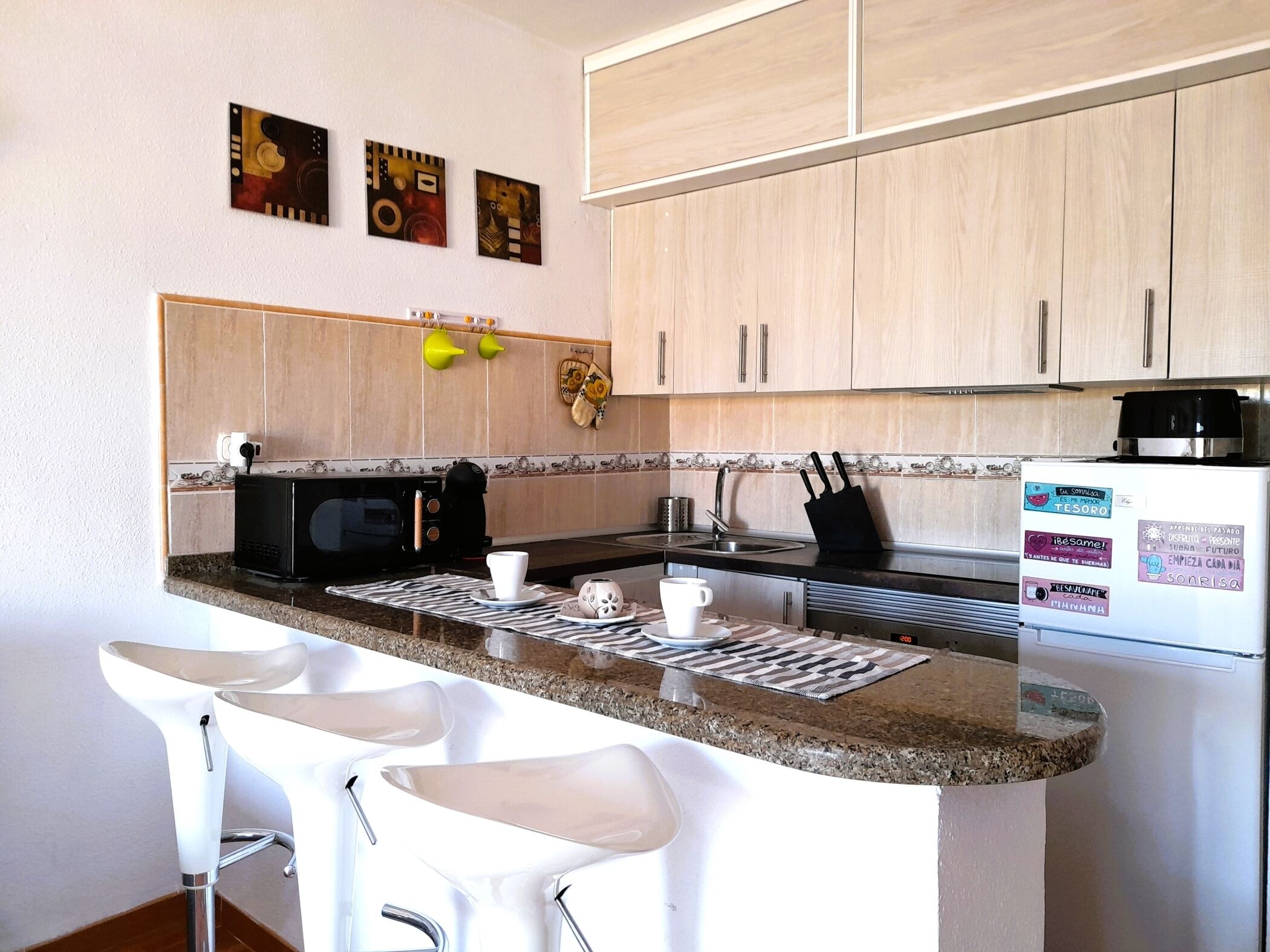 Frigorífico, microondas, horno y cafetera o tetera