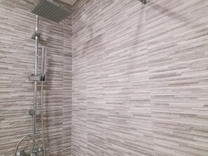 Douche, séchoir à cheveux, serviettes fournies
