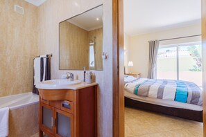 Bathtub, bidet, towels, toilet paper - Poolvilla Casa Vista Mar (Carvoeiro)