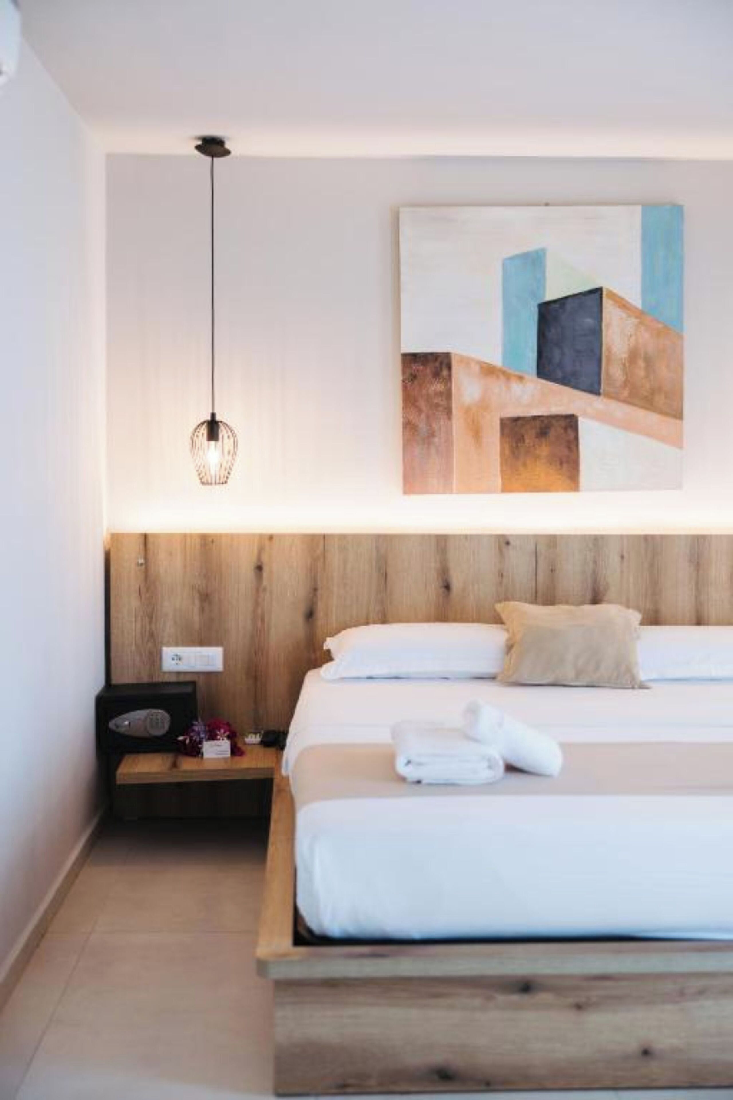 Edredones de plumas, minibar, caja fuerte y escritorio