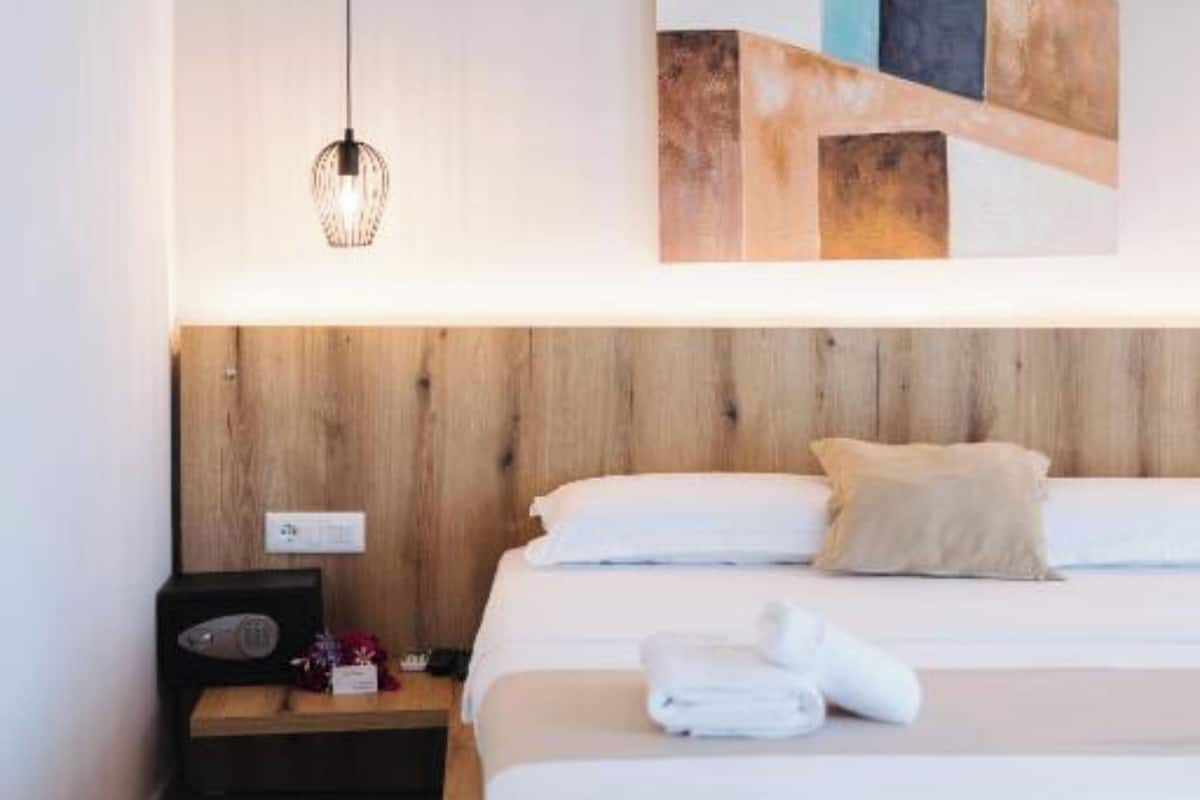 Edredones de plumas, minibar, caja fuerte y escritorio