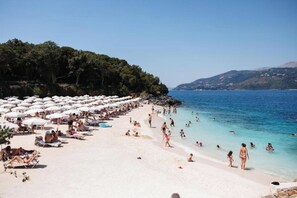 Ubicación a pie de playa, arena blanca, sombrillas y bar en la playa