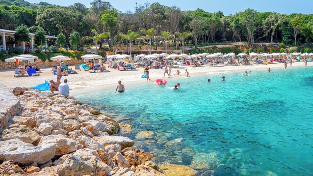 On the beach, white sand, beach umbrellas, beach bar - Arameras Resort (Ksamil)