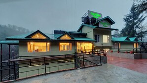 A hotel with multiple rooms, a staircase, and a sign indicating it is a guest house. - Regenta Place Green Leaf Manali- A Centrally Heated Resort (Manali)
