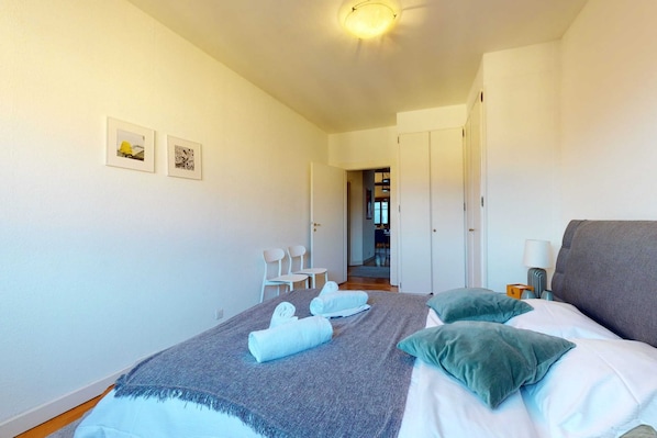 Basic Apartment, Multiple Beds