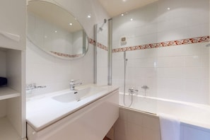 Basic Apartment, Multiple Beds | Bathroom | Bathtub, hair dryer, towels, soap - High Standing Apartment - Place du Bourg de Four (Geneva)