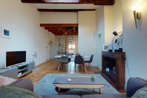 Basic Apartment, Multiple Beds | Living room | TV