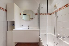 Basic Apartment, Multiple Beds | Bathroom