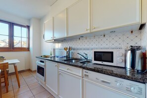 Basic Apartment, Multiple Beds | Private kitchen