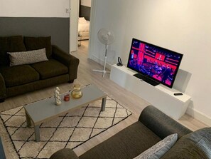 Habitación doble Elite | Sala de estar | Televisión de pantalla plana 