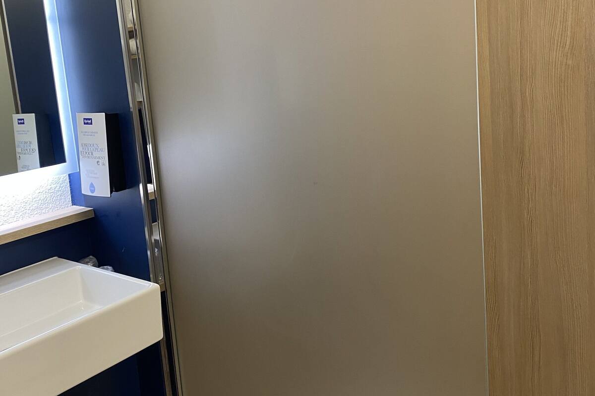 standard room, 1 double bed | bathroom | shower, eco-friendly toiletries, hair dryer