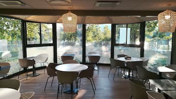 Se ofrece un desayuno bufé todos los días (9.90 EUR por persona)