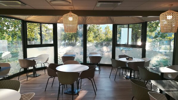 Daily buffet breakfast (EUR 9.90 per person)