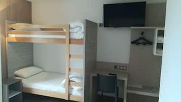 Una cama litera con escritorio y silla, un televisor montado en la pared y un armario con perchas.