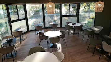 Morgenmadsbuffet hver dag (9.90 EUR pr. person)