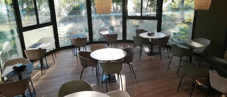 Café da manhã com buffet diário (EUR 9.90 por pessoa)