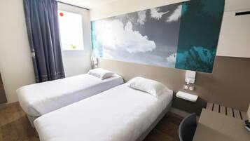 Camas con efecto memoria, escritorio y espacio para trabajar con laptop