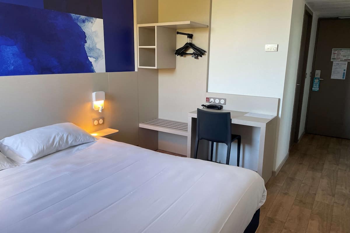 standard room, 1 double bed | memory-foam beds, desk, laptop workspace, blackout curtains