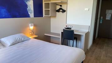 Rom – standard, 1 dobbeltseng | Memory foam-senger, skrivebord og skrivebord for bærbar PC