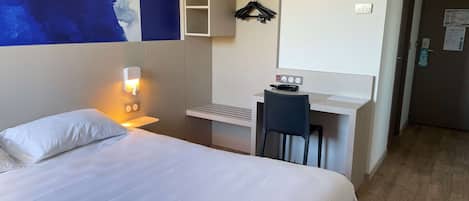 Habitación estándar, 1 cama matrimonial | Camas con efecto memoria, escritorio y espacio para trabajar con laptop