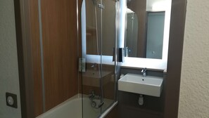 Standardzimmer, 2 Einzelbetten | Badezimmer | Dusche, umweltfreundliche Kosmetikartikel, Haartrockner