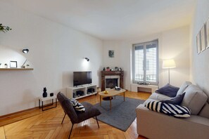 Departamento básico, 1 cama Queen size | Sala de estar | Televisión
