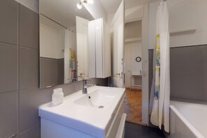 Departamento básico, 1 cama Queen size | Baño | Tina, secadora de cabello, toallas, jabón