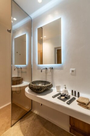 Villa, varias camas | Baño | Regadera, secadora de cabello, toallas, shampoo 